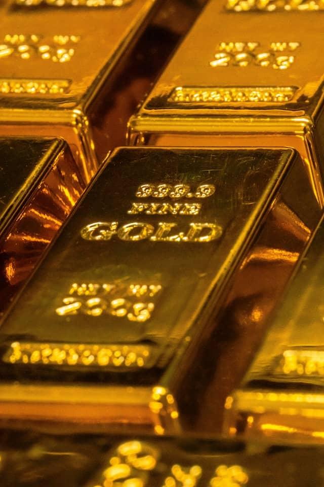 Gold prices declined as the value of the dollar strengthened and yields increased amid ongoing discussions on the debt-ceiling